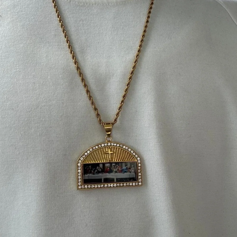 Gold Jesus Last Supper Pendant Necklace Cross Detail 24 Inch Rope Chain Mens